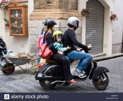 padre-madre-e-bambino-in-vespa-scooter-corso-ruggero-cefalu-sicilia-italia-a99wrt.jpg